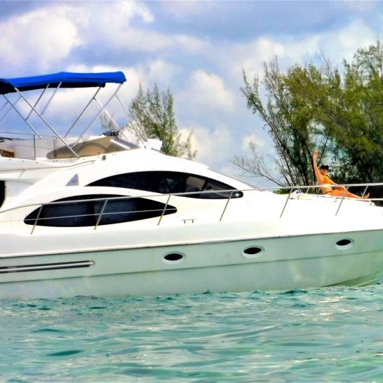 girl waiving on azimut yacht rental,Luxury Private Yacht Charters Riviera Maya