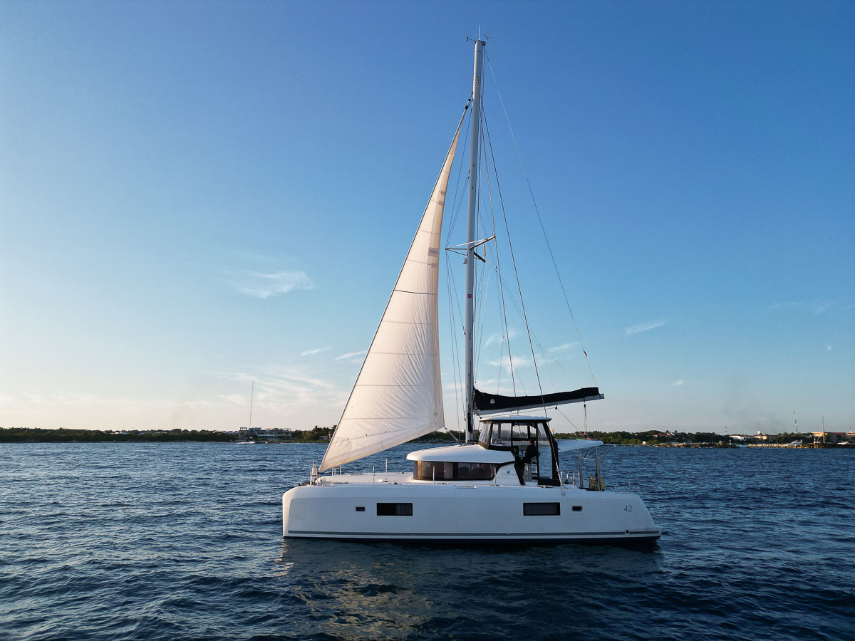 bang bang lulu catamaran puerto aventuras side