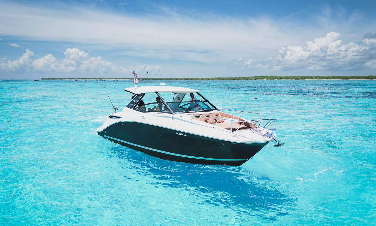 Puerto Aventuras Yacht in In'ah Bay