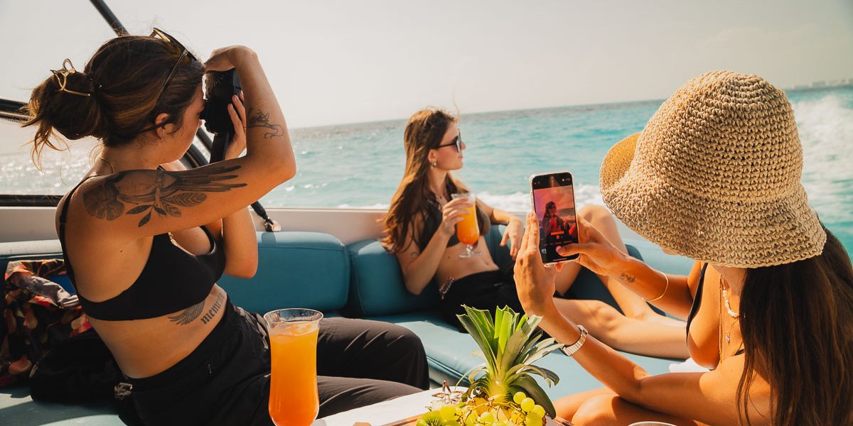 Girls enjoying a yacht rental in Canucn