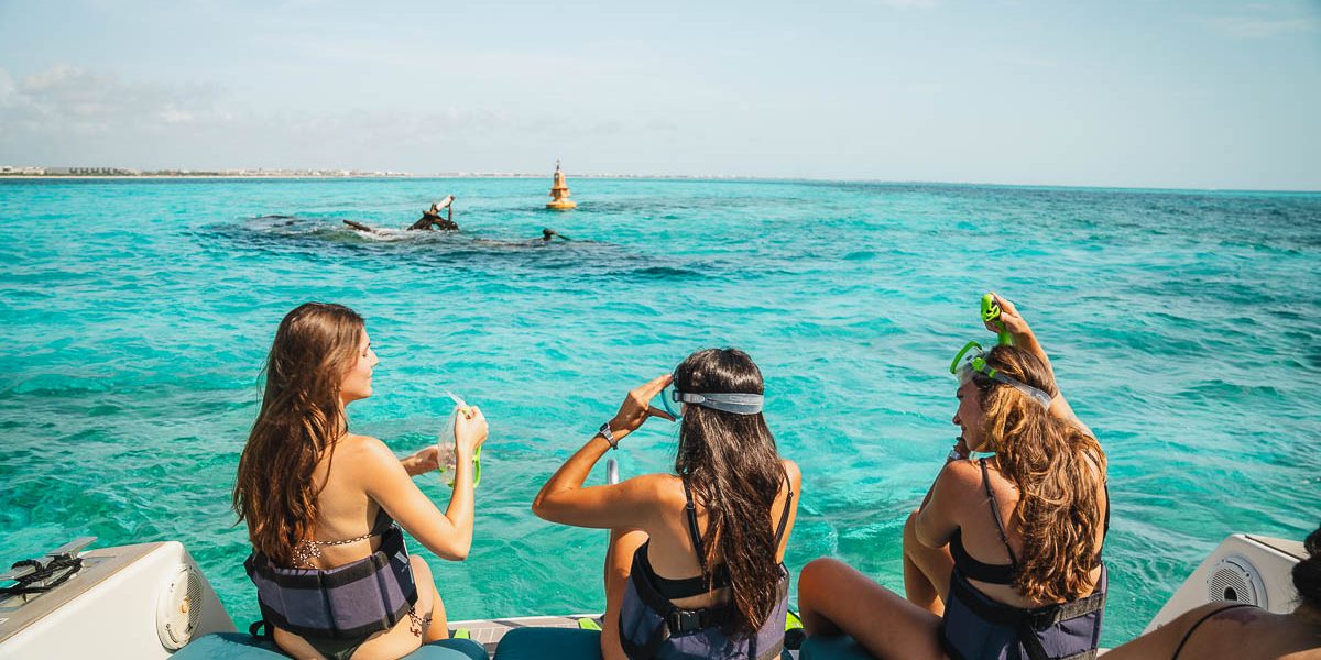 Girls Snorkel in Isela Mujeres