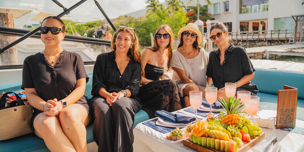 Luxury Yadcht rental in cancun, welcomes guest with food and bar