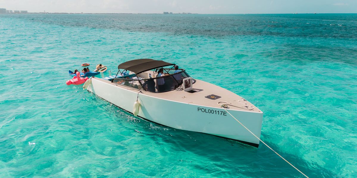 Anchored boat charter in Cancun, swiming clients