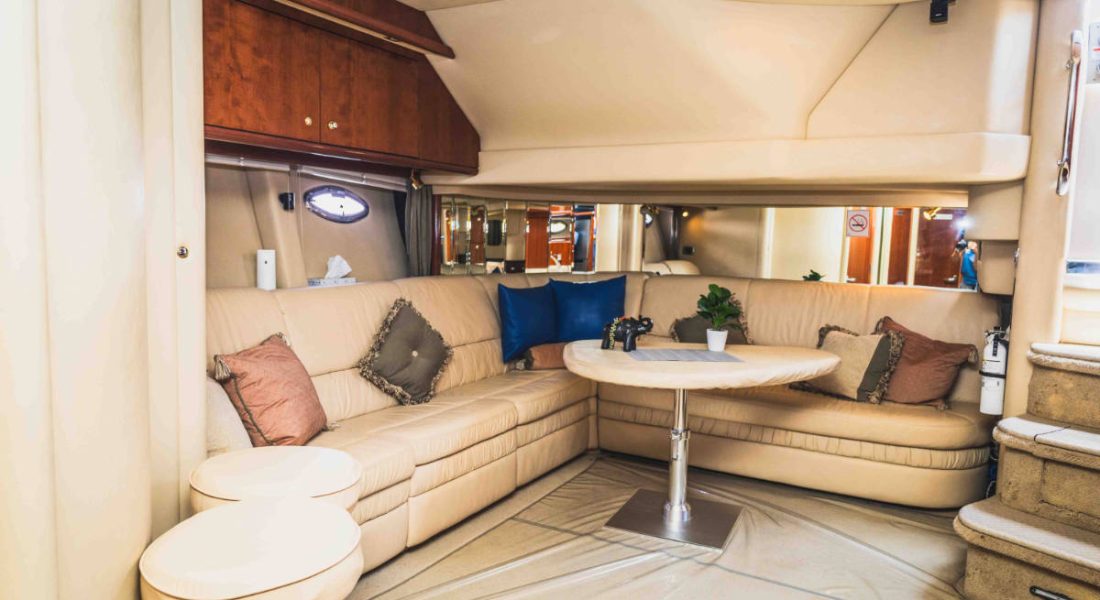 Interior Puerto Aventuras YAcht
