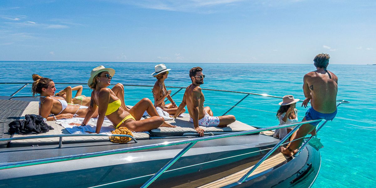 people of cancun yacht for rent
