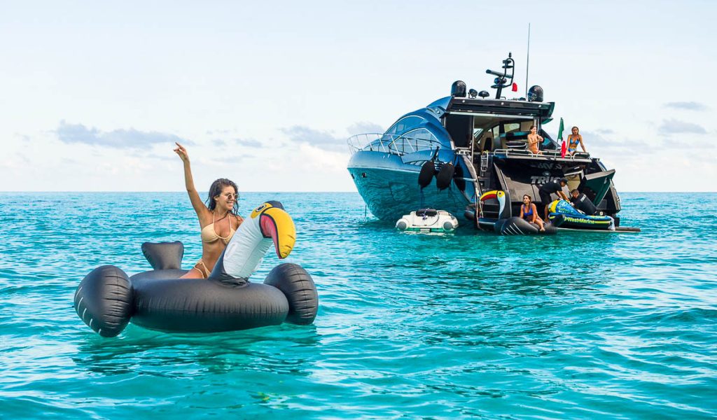 girls plays on yacht rental in cancun