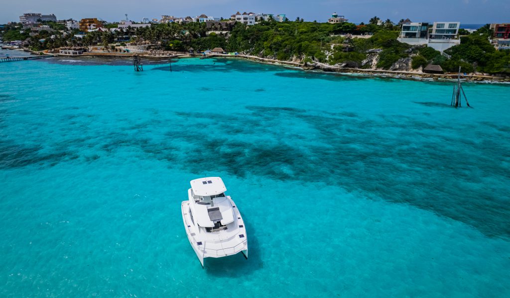 Isla Mujeres rent a yacht